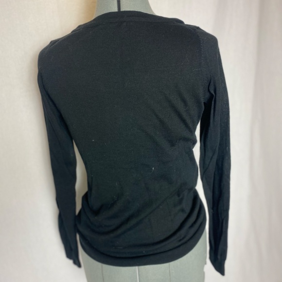 Gap V-neck light weight long sleeved black sweater - Picture 5 of 10